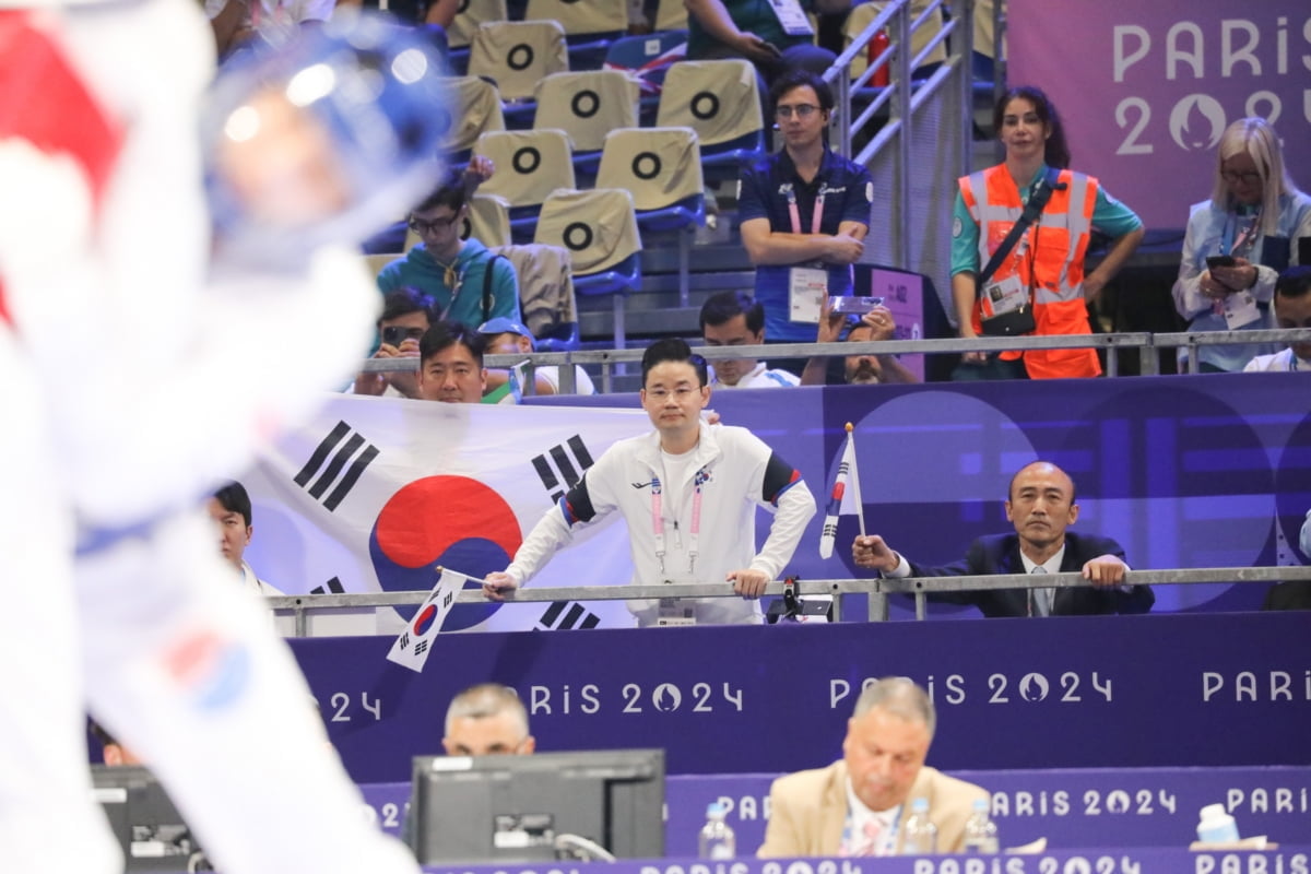 拜仁官方：于帕梅卡诺因为大腿挫伤无缘出战美因茨