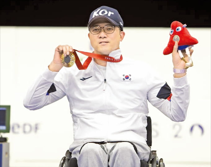 体测这么恐怖？浙江官宣王奕博跟腱受伤，幸好没断，将伤停一个月