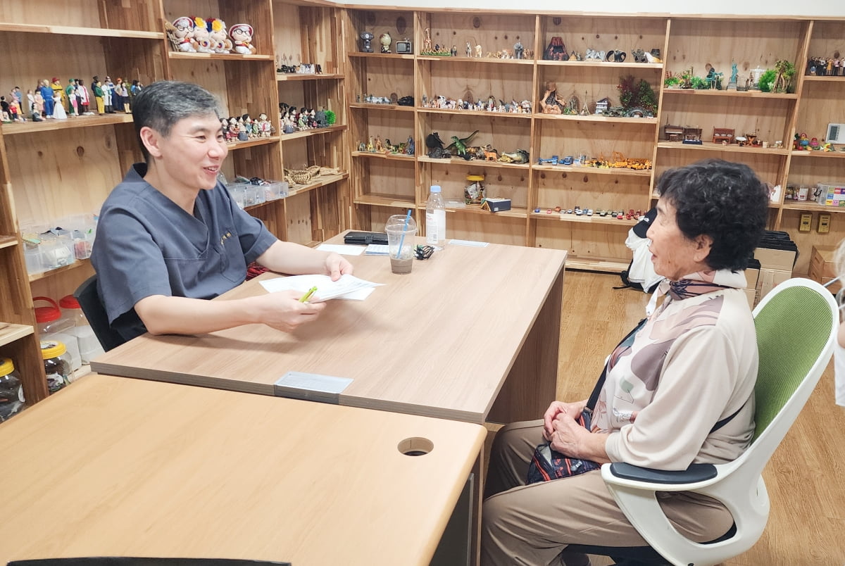穆里尼奥训练中被队员无意中撞倒，随后被搀扶出场外