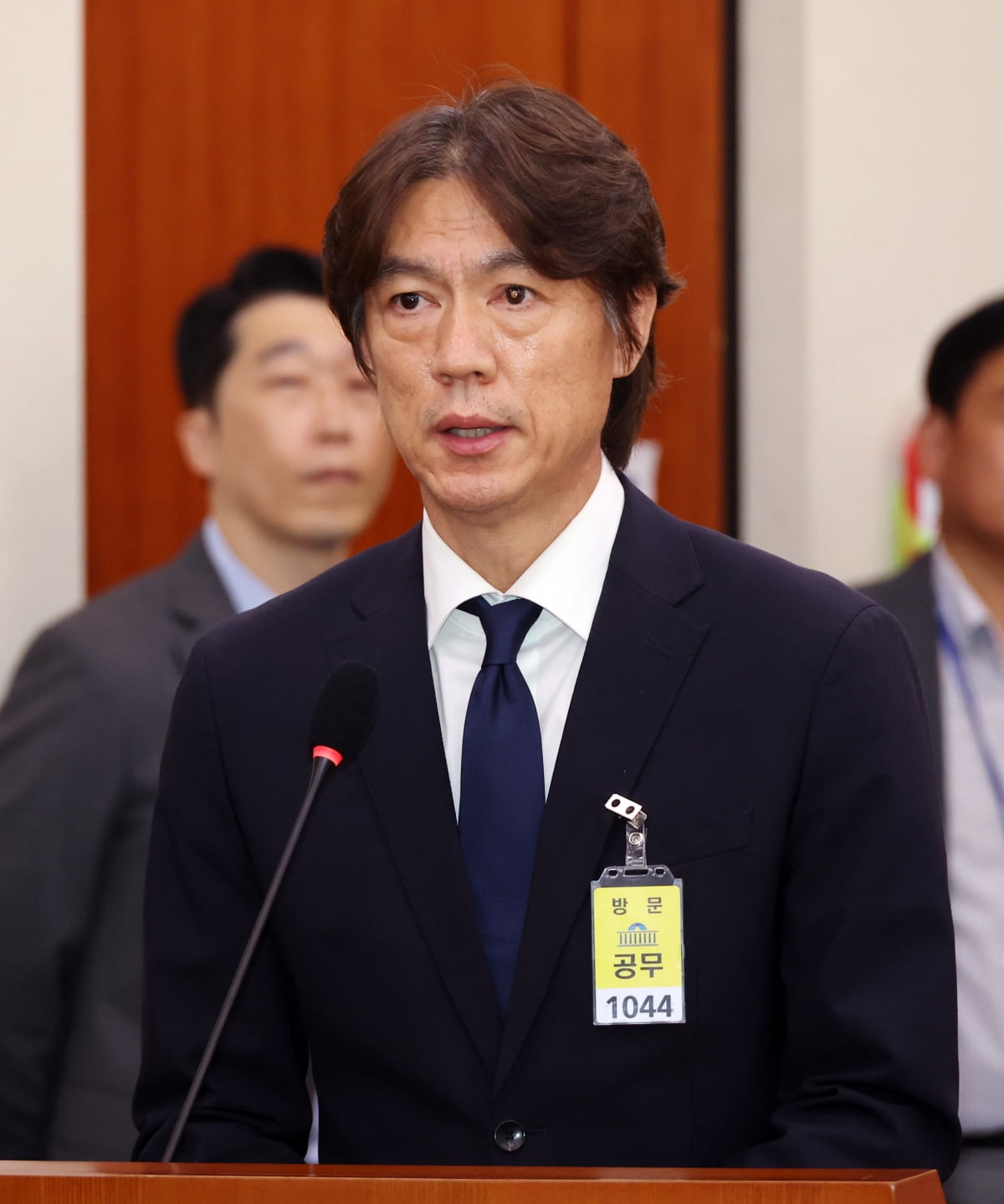 穆里尼奥训练中被队员无意中撞倒，随后被搀扶出场外