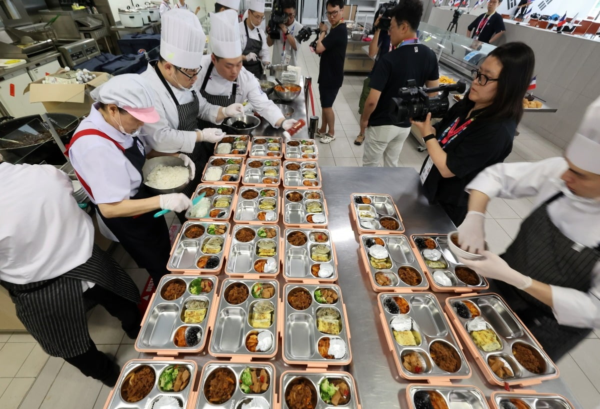 真当后卫了？文班亚马连续顶着戈贝尔投3记三分无一命中