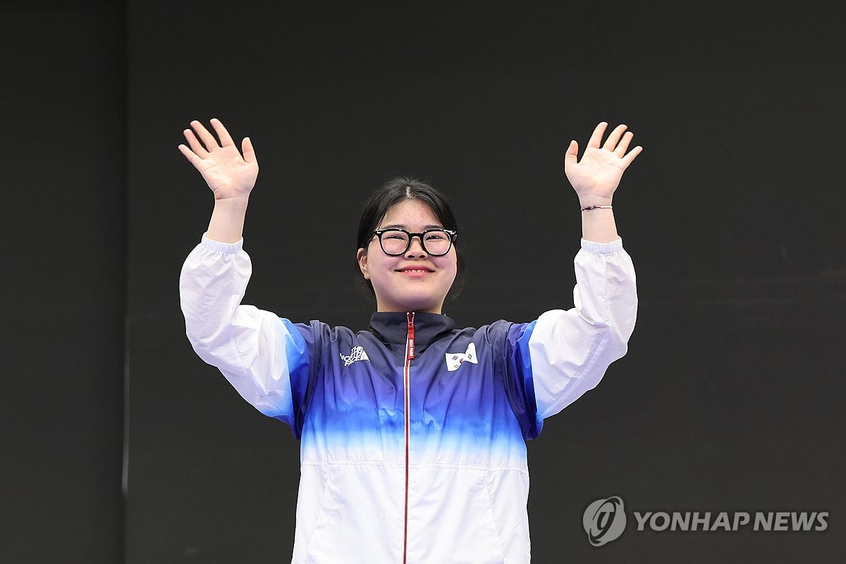 替补双响，多特前锋吉滕斯欧冠生涯首次上演梅开二度