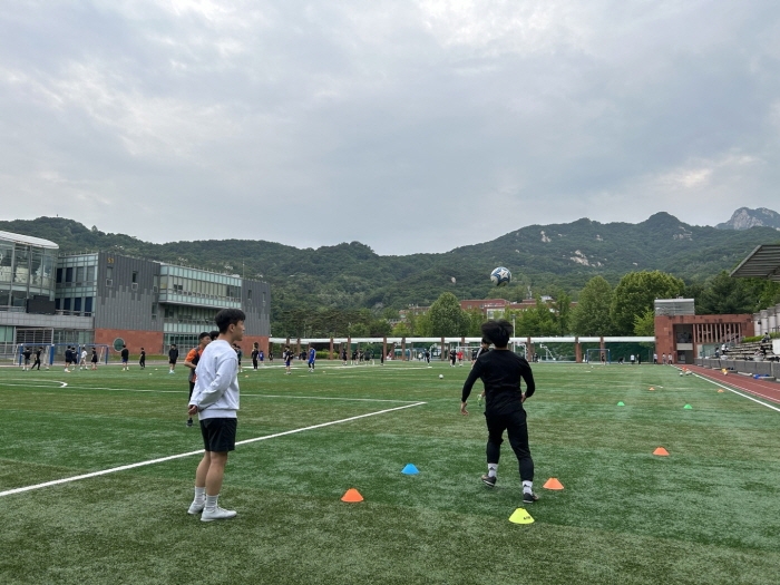 COS小贝！退出娱乐圈的李易峰身穿曼联7号出现在野球场