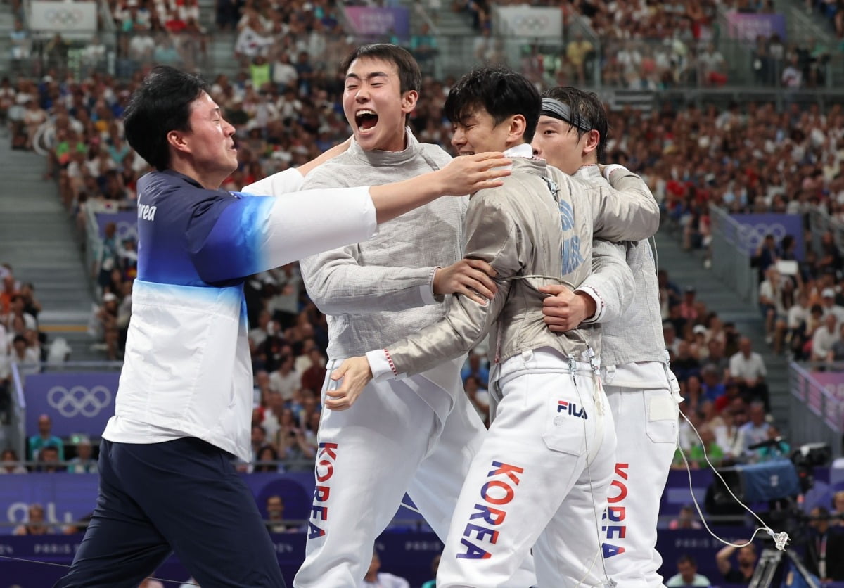 勒沃库森官方：阿德利遭遇左腓骨骨折，至少伤缺至明年一月
