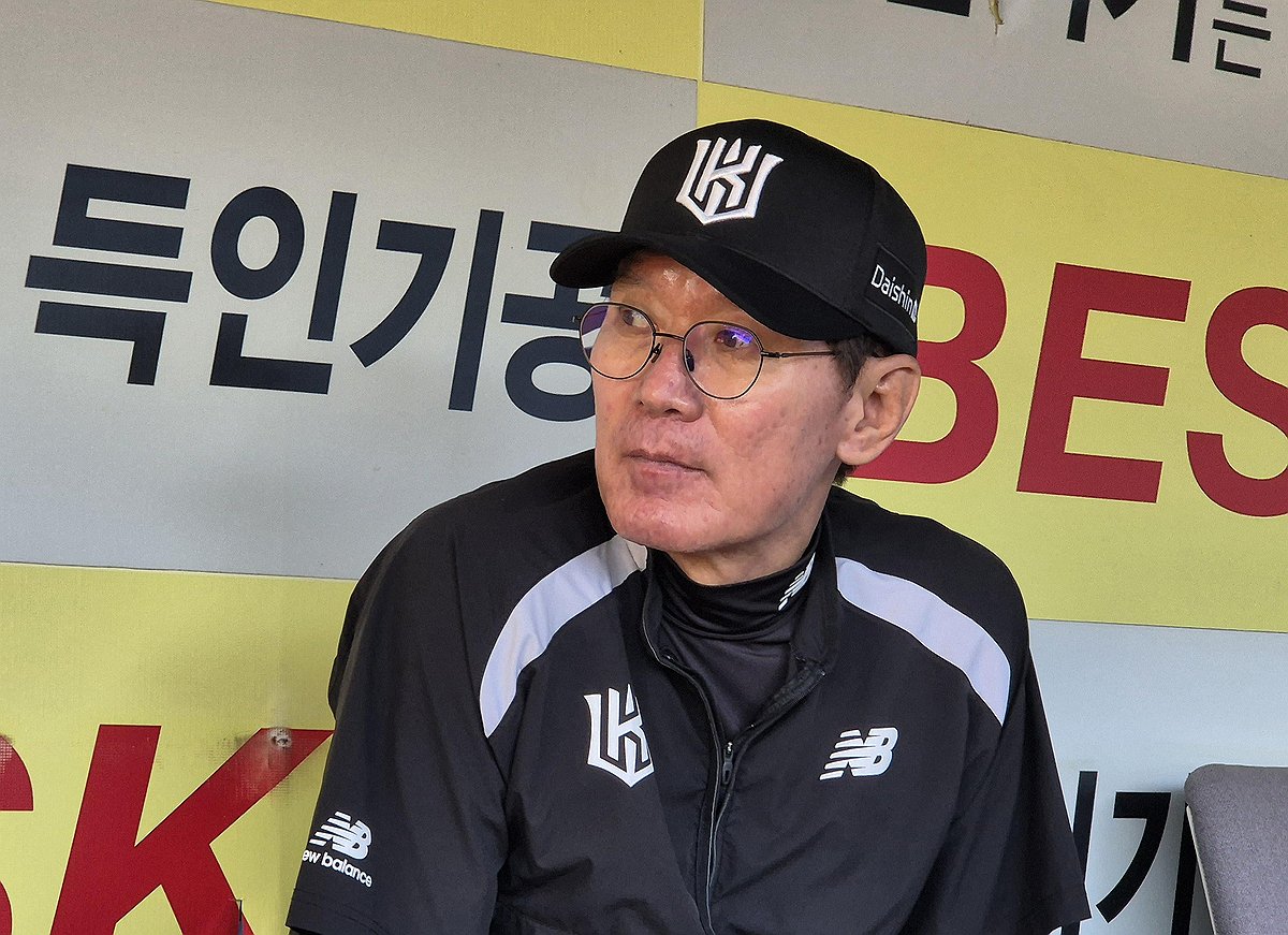 COS小贝！退出娱乐圈的李易峰身穿曼联7号出现在野球场