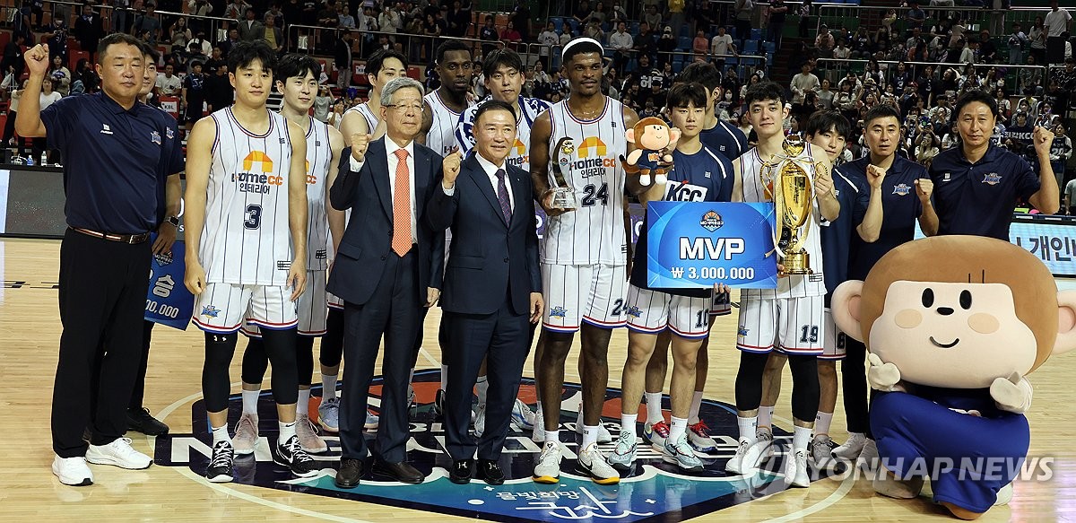 阿贾克斯和皇马有意拜仁U17中场伦纳特-卡尔