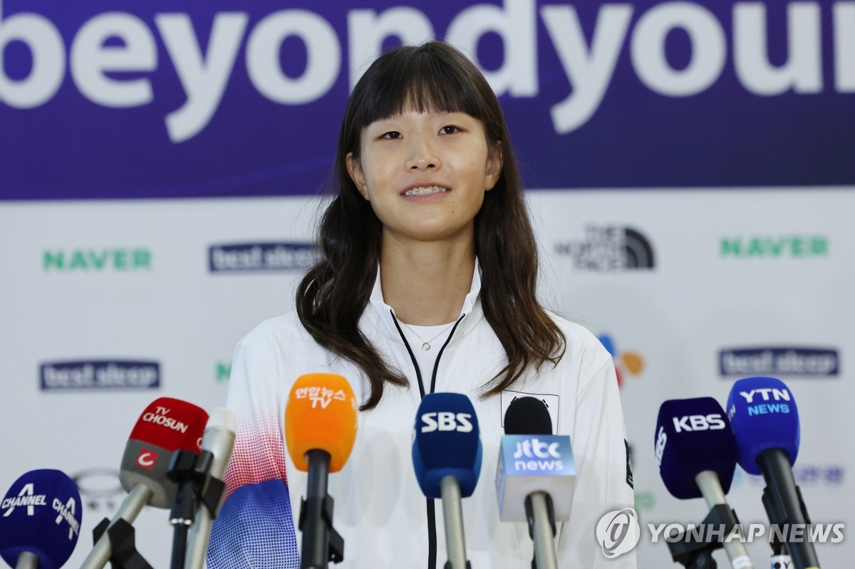 弗里克今日赛前发布会两次因咳嗽短暂离场